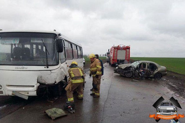 На Донбассе столкнулись рейсовый автобус Торецк – Мариуполь и Daewoo Lanos: один человек погиб, четверо – в больнице