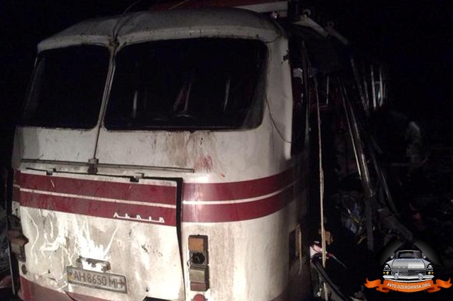 Автобус подорвался на мине в Донбассе, трое погибли - ГУМВД