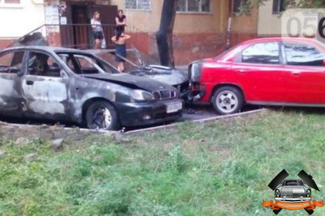 В Днепропетровске взорвались два автомобиля