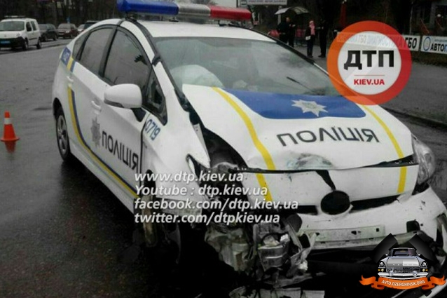 В Киеве пьяный на Deawoo протаранил автомобиль патрульных