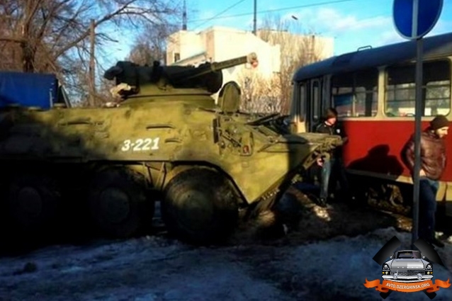 В центре Днепропетровска БТР врезался в трамвай