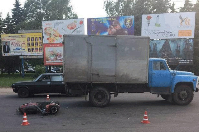 В Славянске водитель скутера столкнулся с грузовым автомобилем