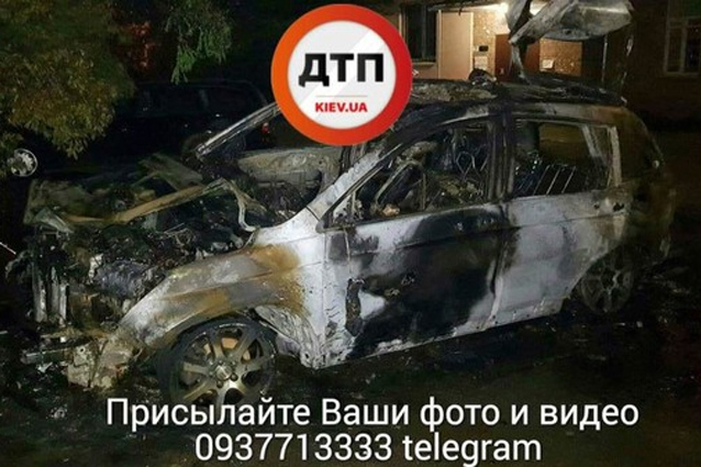 В Киеве неизвестный поджигает автомобили: сгорели две машины