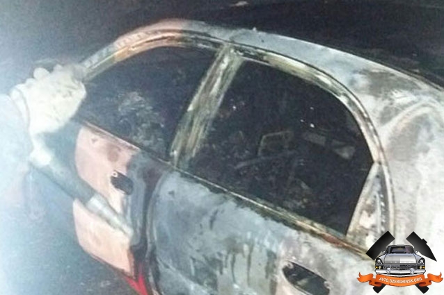 Под Мариуполем авто врезалось в стелу и сгорело