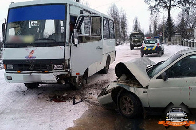 ДТП в Донбассе: легковушка влетела в автобус