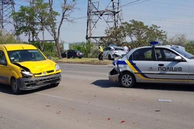 В Мариуполе автомобиль полиции попал в ДТП: есть пострадавшие