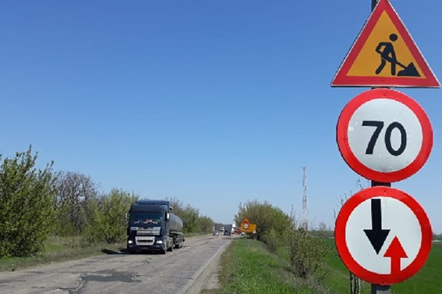 Водителей Покровска и Мирнограда предупреждают: на трассе Н-32 работает тяжелая спецтехника