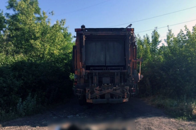 В Доброполье 19-летний скутерист погиб под колесами мусоровоза