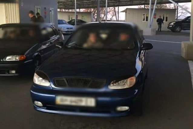 Через КПВВ «Новотроицкое» пытались перегнать по поддельным документам три автомобиля
