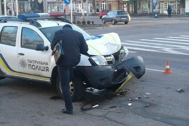 В Кременчуге произошло ДТП с участием патрульного авто и троллейбуса