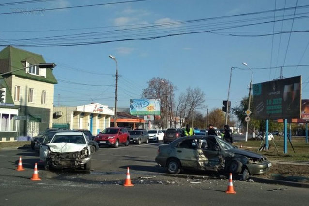 Жуткое ДТП с участием такси в Мариуполе: есть пострадавший