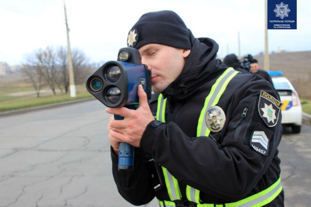 В Донецкой области полицейские начали использовать прибор для измерения скорости TruCAM