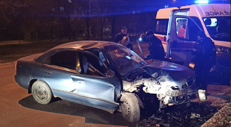 Автомобиль влетел в столб ночью в Мариуполе