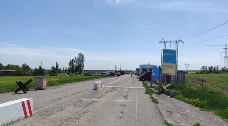 10 августа люди пересекают линию разграничения в Донбассе через 2 КПВВ