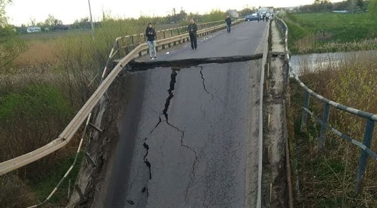 Во Львовской области обрушился мост, движение по трассе в сторону Луцка заблокировано