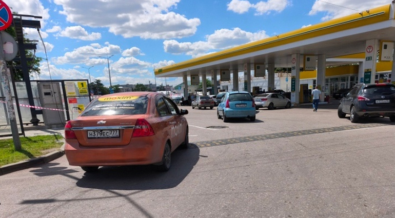 На крымских АЗС перестали отпускать топливо физическим и юридическим лицам