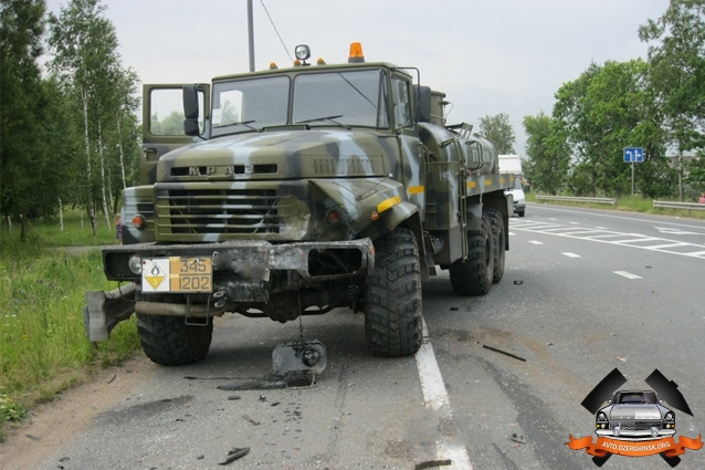 В Луганской области военный бензовоз подорвался на фугасе