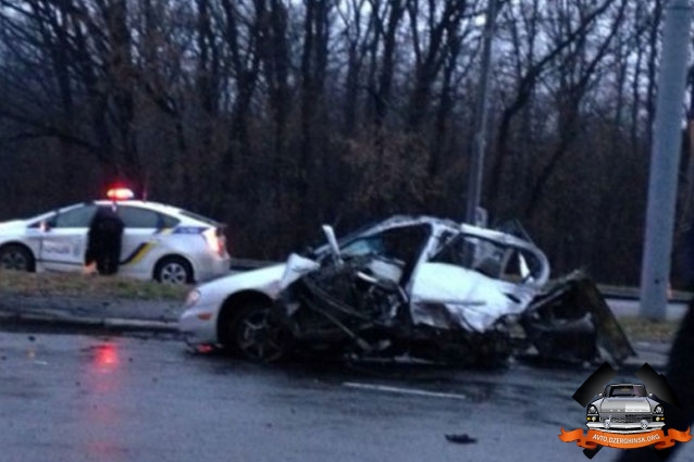 В Харькове Nissan разорвало на две части после ДТП