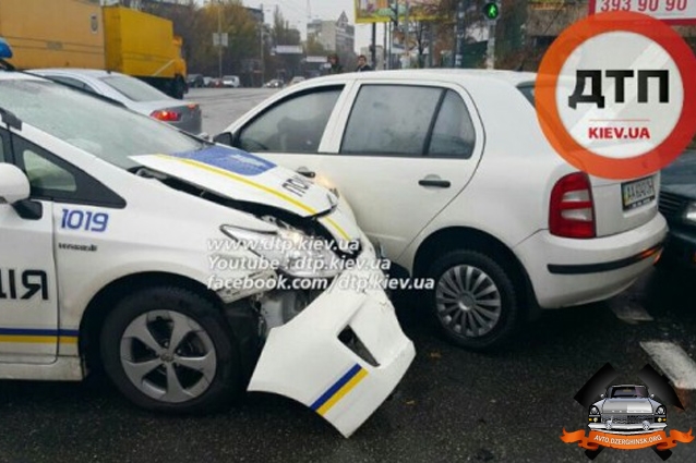 В Киеве полицейский Toyota Prius протаранил Skoda Fabia