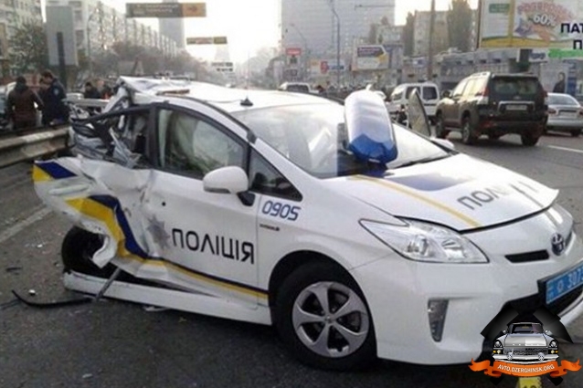 Киевские полицейские разбивают в среднем по десять своих авто в месяц