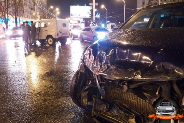 В Киеве УАЗ Нацгвардии протаранил два авто