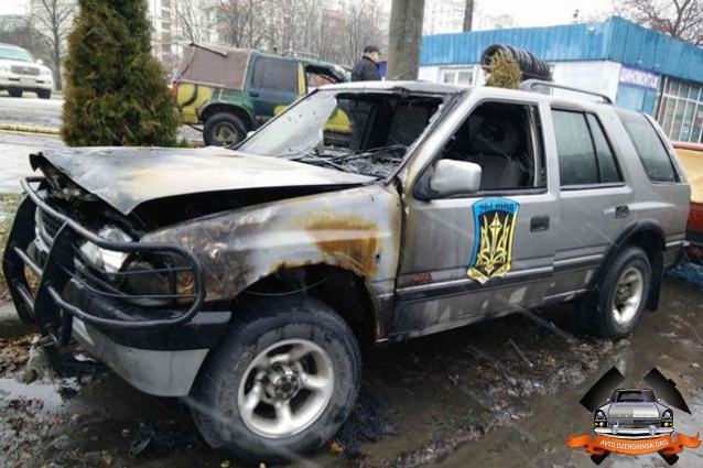 В Харькове сожгли три армейских внедорожника