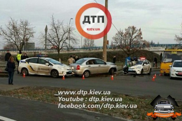 В Киеве на Троещине патрульный Toyota Prius попал в аварию