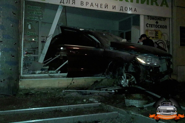 В Одессе пьяные на Mercedes влетели в витрину магазина