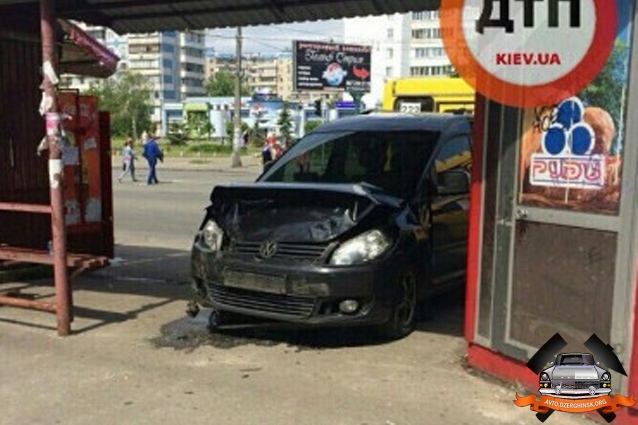 В Киеве Volkswagen влетел в остановку