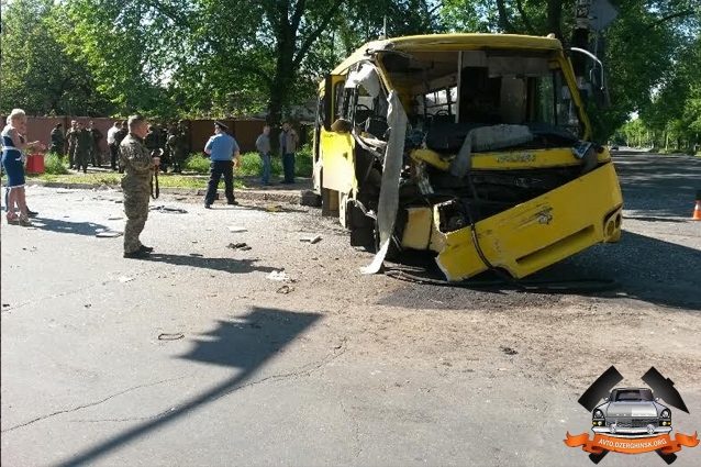В Мариуполе в результате столкновения маршрутки и автобуса с военными пострадали 12 человек