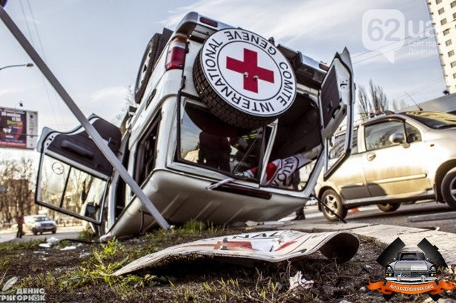 В Донецке авто с символикой Красного креста попало в ДТП