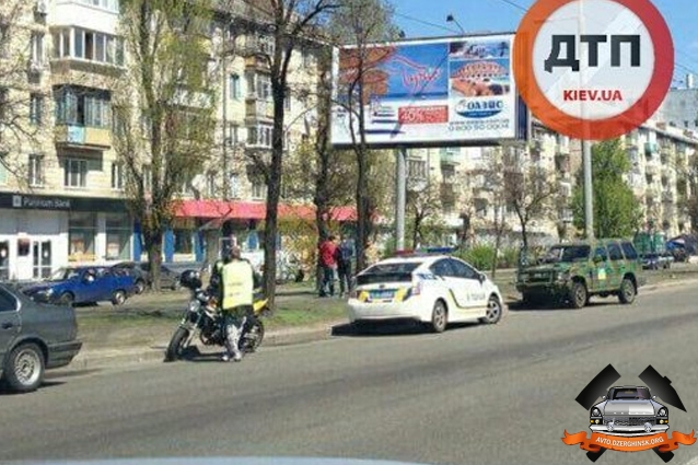 В Киеве военный джип добровольческого батальона попал в ДТП