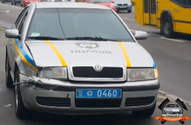 В Киеве столкнулись два полицейских автомобиля Видео