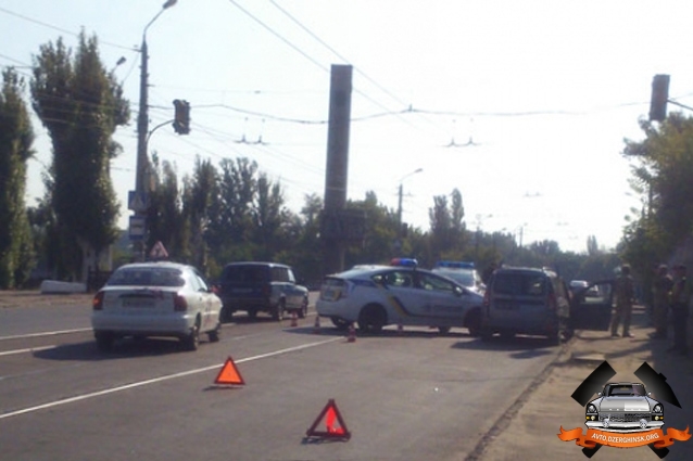 В Краматорске полицейский автомобиль врезался в машину с военными