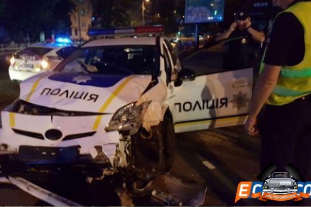 В Киеве полицейский патруль врезался в такси
