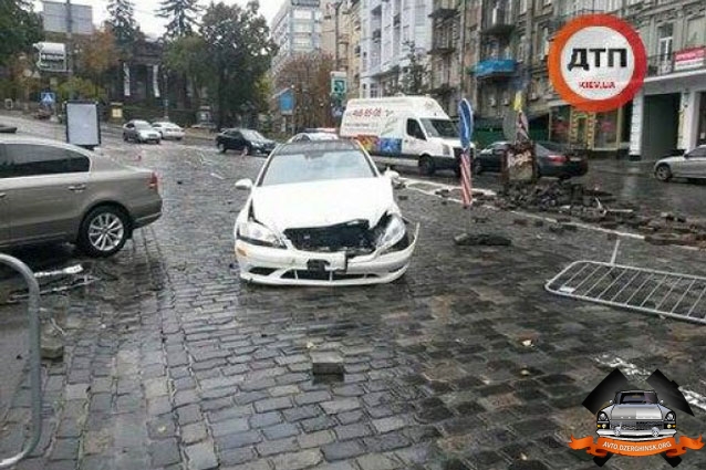 В Киеве Mercedes влетел в памятник герою 