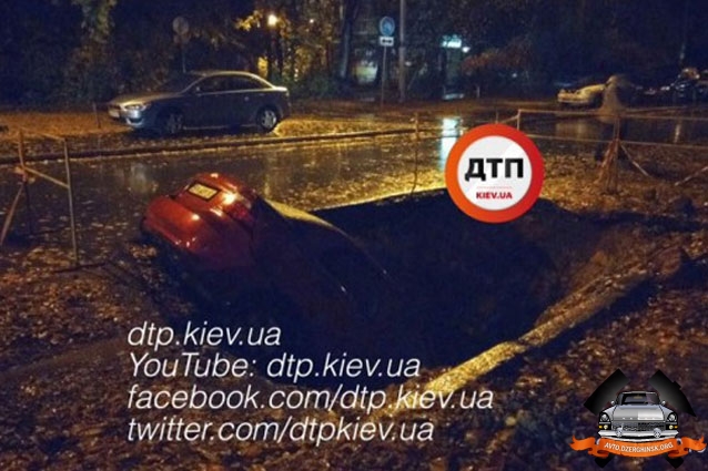В Киеве автомобиль провалился в яму в асфальте