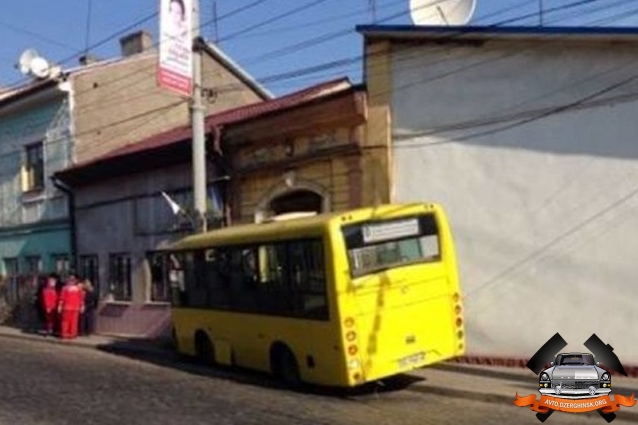 В Черновцах автобус с пассажирами насмерть сбил человека и врезался в дом