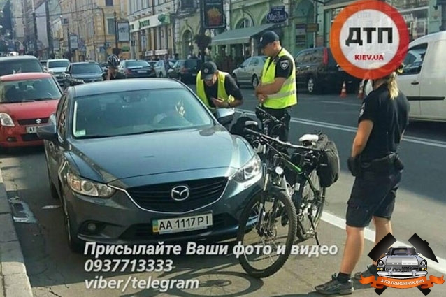 В Киеве журналистка канала News One на Mazdе сбила полицейского