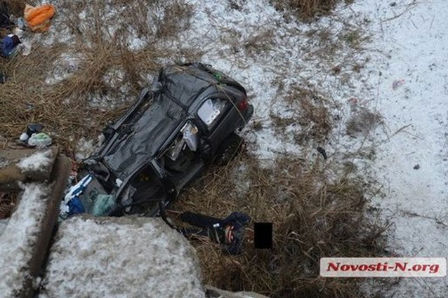 Иномарка слетела с моста в Николаевской области, водитель погиб
