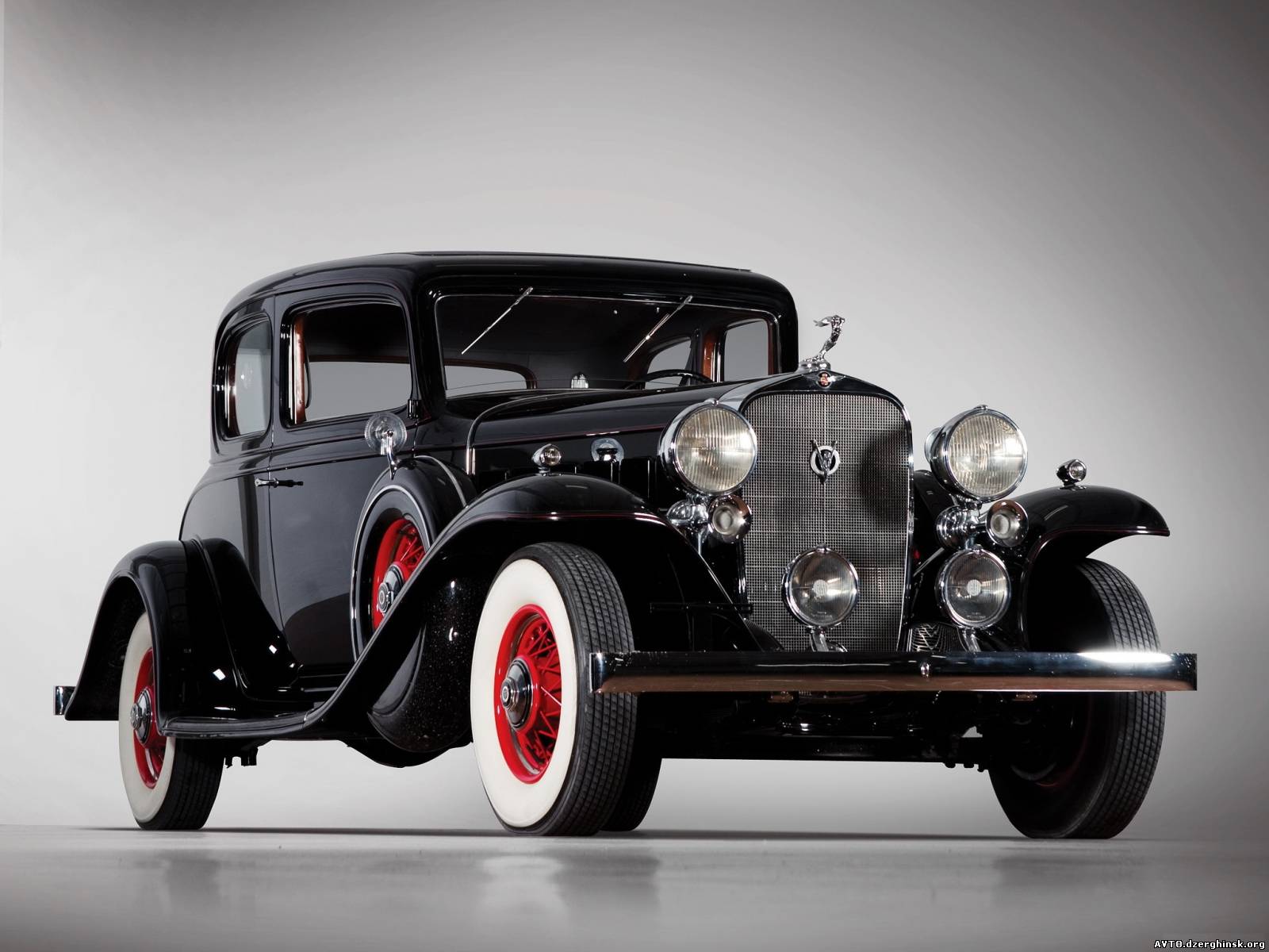 033. 1932 Cadillac V8 Victoria Coupe